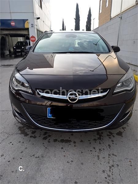 Usado Opel Astra Excellence 140 CV (102 kW) 2013 Granate Berlina