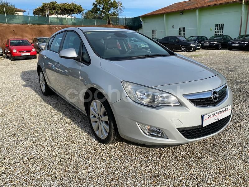 Usado Opel Astra Expression 115 CV (84 kW) 2011 Gris / plata Berlina
