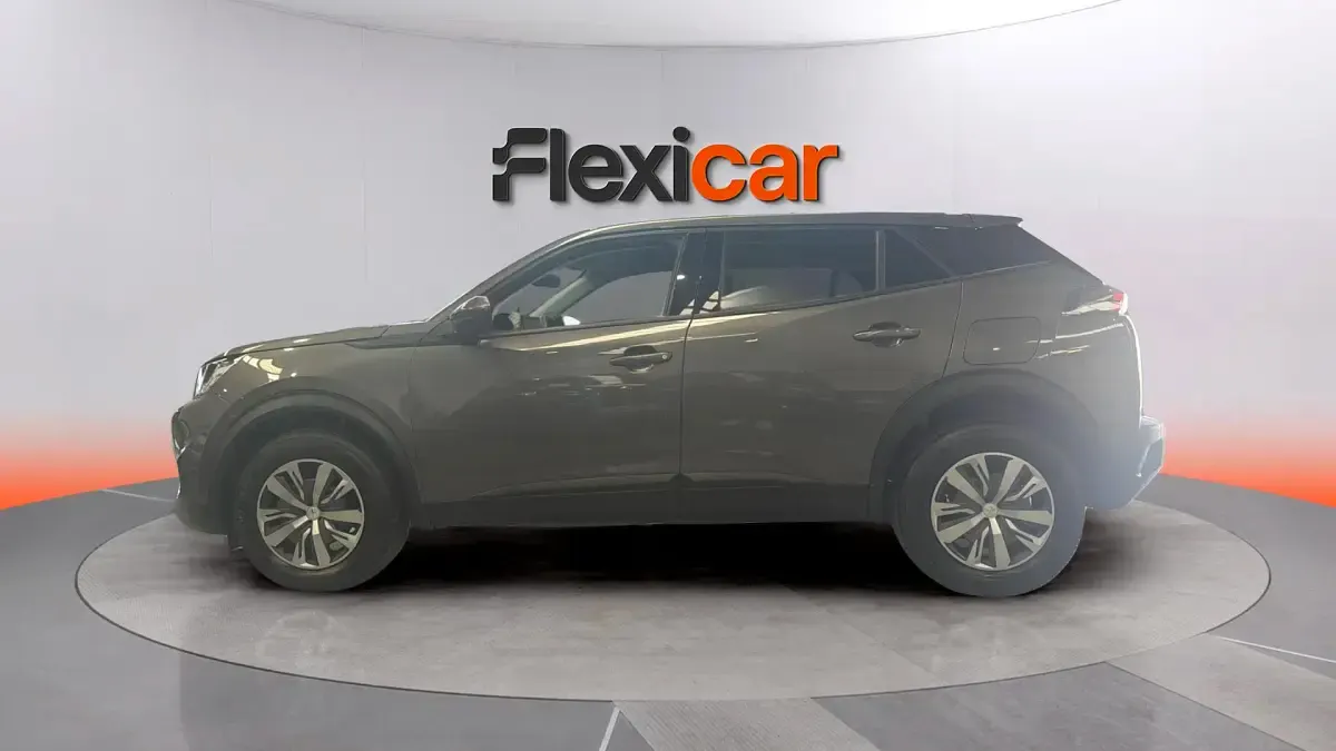 Usado Peugeot 2008 Active 110 CV (80 kW) 2021 Gris SUV