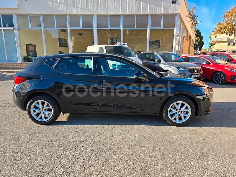 Usado Seat Leon Style 110 CV (80 kW) 2024 Negro Berlina