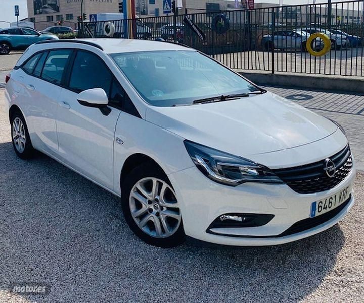 Usado Opel Astra Business 110 CV (80 kW) 2018 Blanco Familiar