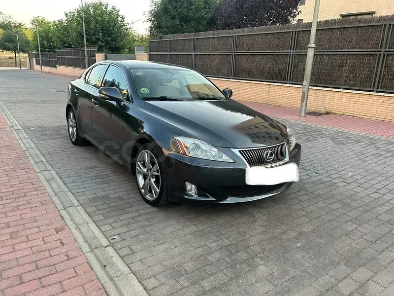 Usado Lexus IS220d 177 CV (130 kW) 2011 Gris / plata Berlina
