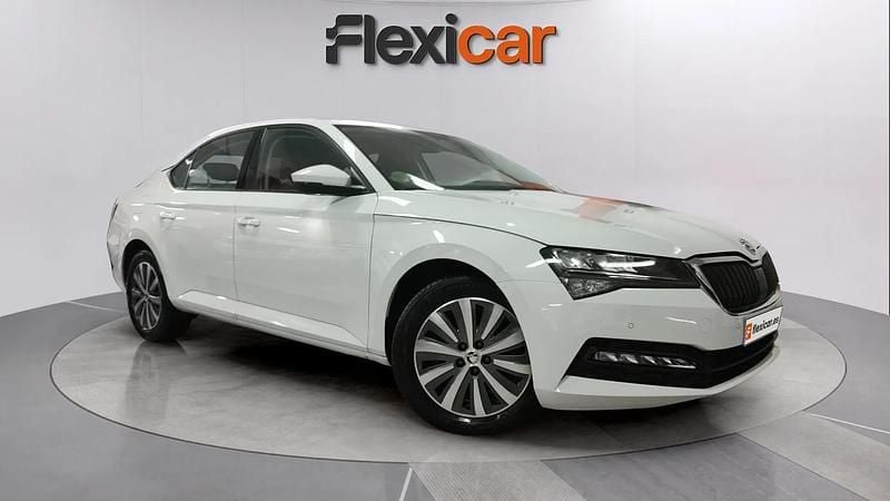 Usado Skoda Superb Style 151 CV (111 kW) 2022 Blanco Familiar