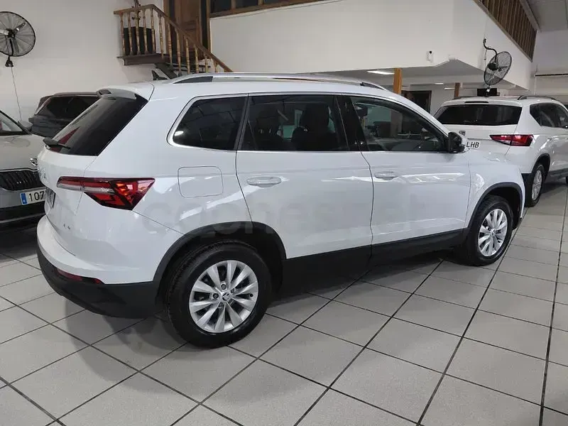 Usado Skoda Karoq Ambition 150 CV (110 kW) 2022 Blanco SUV