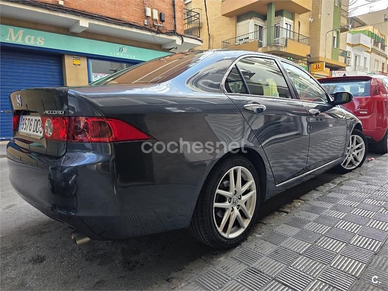 Usado Honda Accord Executive 190 CV (139 kW) 2004 Gris / plata Berlina