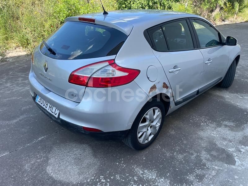 Usado Renault Mégane III Authentique 90 CV (66 kW) 2012 Gris / plata Berlina