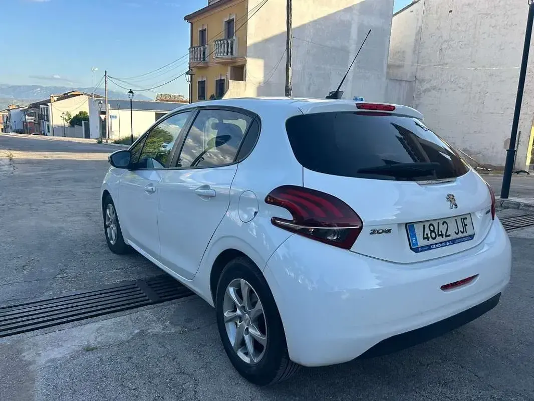 Usado Peugeot 208 Allure 99 CV (72 kW) 2015 Blanco Utilitario