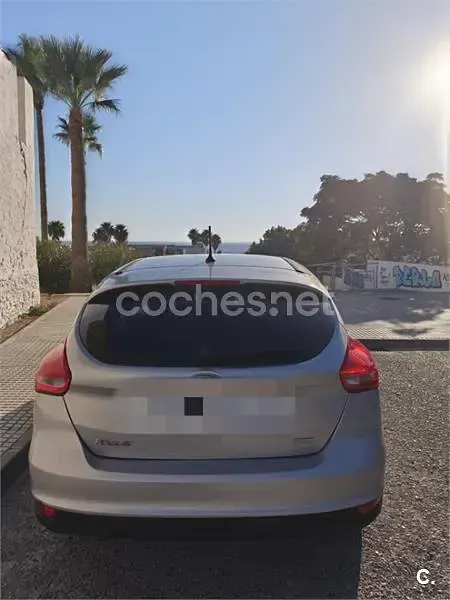 Usado Ford Focus Trend 100 CV (73 kW) 2018 Gris / plata Berlina