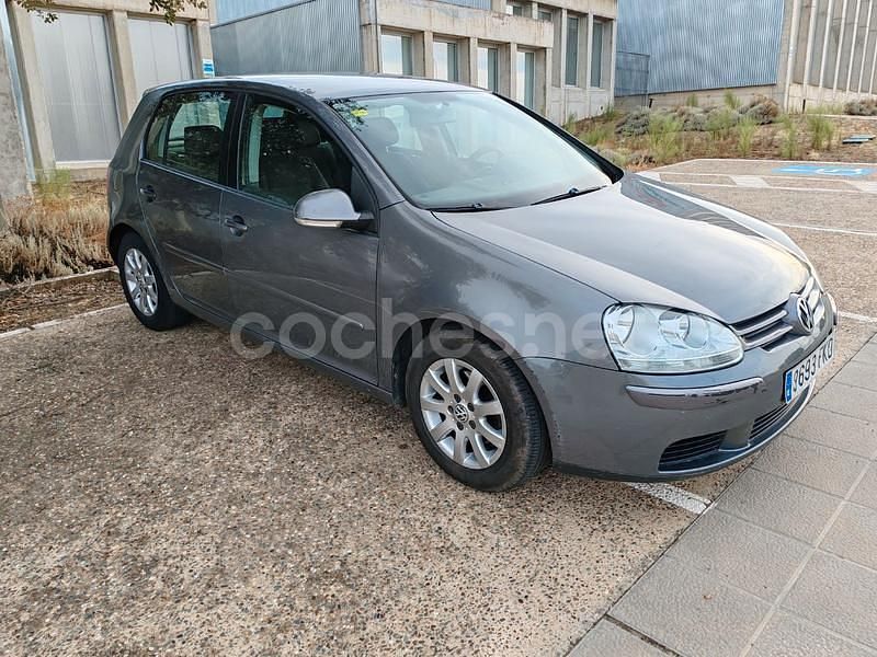 Usado VW Golf IV Trendline 105 CV (77 kW) 2005 Gris / plata Berlina