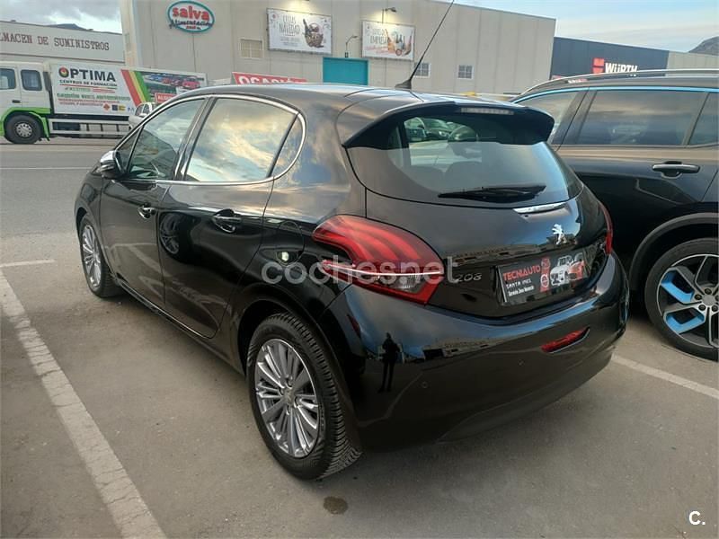 Usado Peugeot 208 Active 100 CV (73 kW) 2015 Negro Utilitario