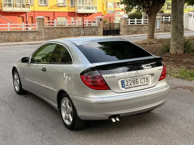 Usado Mercedes C220 143 CV (105 kW) 2003 Gris / plata Berlina