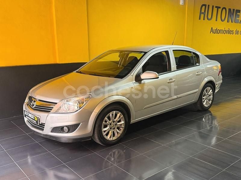 Gris / plata Usado 2009 Opel Astra Edition Berlina | 2990 € (Buen precio) - Imagen 1/4