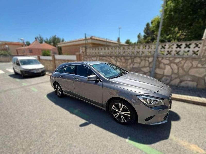 Usado Mercedes CLA200 Shooting Brake 136 CV (100 kW) 2018 Gris Familiar