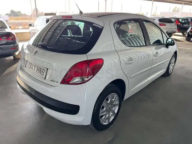 Usado Peugeot 207 75 CV (55 kW) 2013 Blanco Berlina