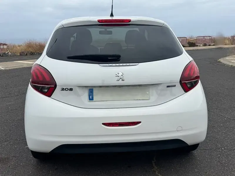 Usado Peugeot 208 Style 82 CV (60 kW) 2017 Blanco Utilitario