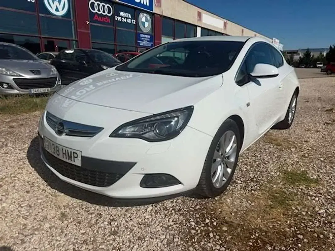 Usado Opel Astra GTC Sportive 165 CV (121 kW) 2012 Blanco Berlina