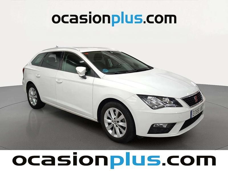 Usado Seat Leon Style 130 CV (95 kW) 2019 Blanco Familiar