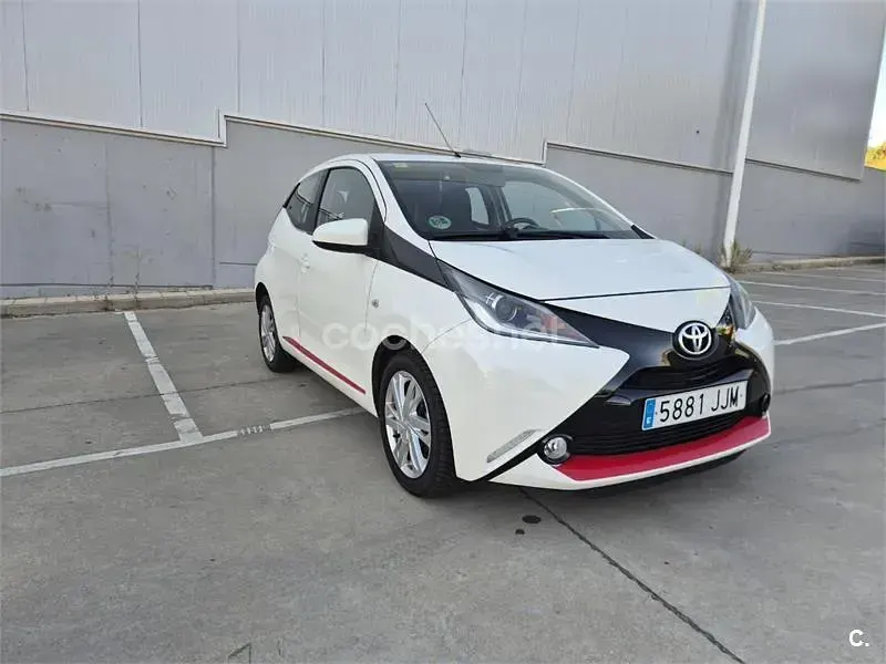 Usado Toyota Aygo X-play 69 CV (50 kW) 2015 Blanco Utilitario