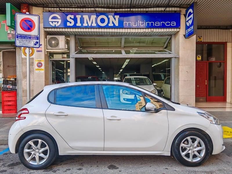 Usado Peugeot 208 Active 82 CV (60 kW) 2015 Blanco Utilitario