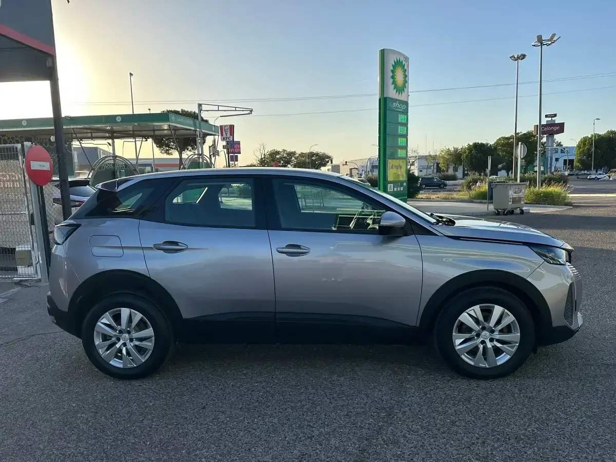 Usado Peugeot 3008 Allure 130 CV (95 kW) 2021 Gris / plata SUV