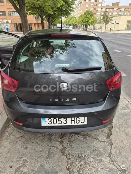 Usado Seat Ibiza Reference 85 CV (62 kW) 2011 Gris / plata Berlina