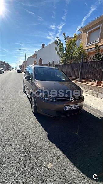 Usado VW Touran Advance 105 CV (77 kW) 2014 Marrón Monovolumen