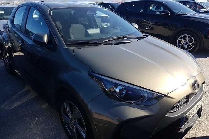 Usado Toyota Yaris Hybrid Active 116 CV (85 kW) 2025 Marrón Utilitario