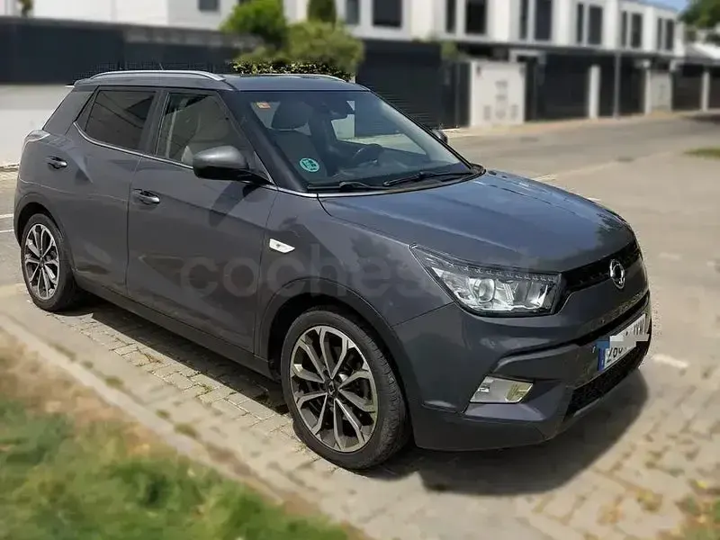 Usado SsangYong Tivoli 116 CV (85 kW) 2017 Gris / plata SUV