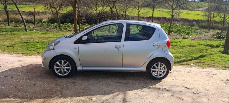 Usado Toyota Aygo 54 CV (39 kW) 2008 Gris / plata Utilitario