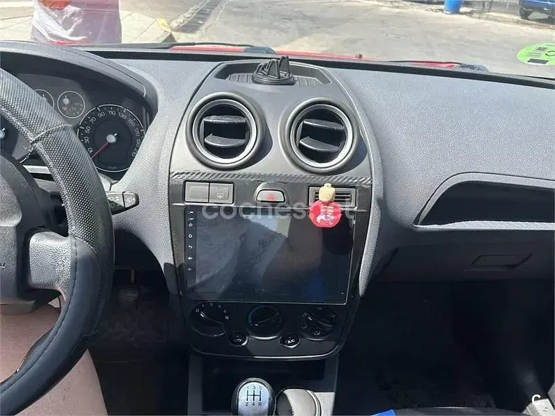 Usado Ford Fiesta Trend 80 CV (58 kW) 2006 Rojo Utilitario