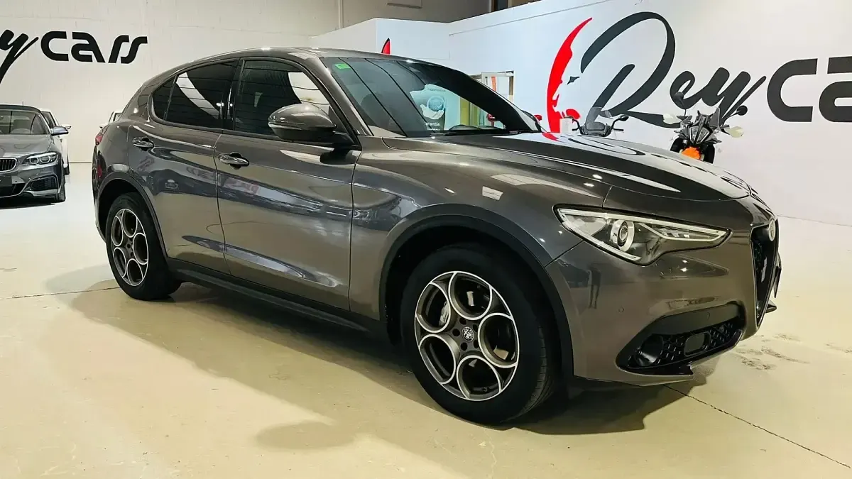 Usado Alfa Romeo Stelvio Sprint 190 CV (139 kW) 2022 Gris SUV