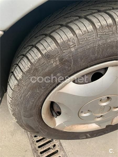 Usado Ford Focus Ambiente 100 CV (73 kW) 2001 Azul Berlina