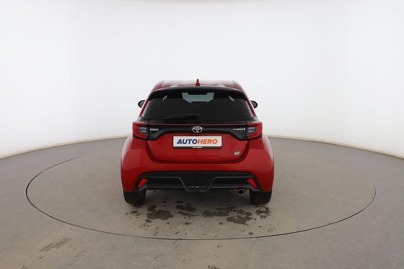 Usado Toyota Yaris Hybrid Sport 116 CV (85 kW) 2022 Rojo Berlina