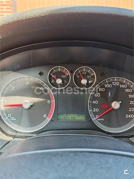 Usado Ford Focus Sport 136 CV (100 kW) 2005 Gris / plata Berlina