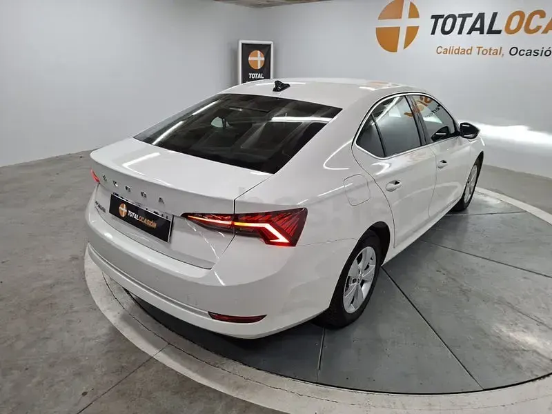 Usado Skoda Octavia Ambition 150 CV (110 kW) 2021 Blanco Berlina