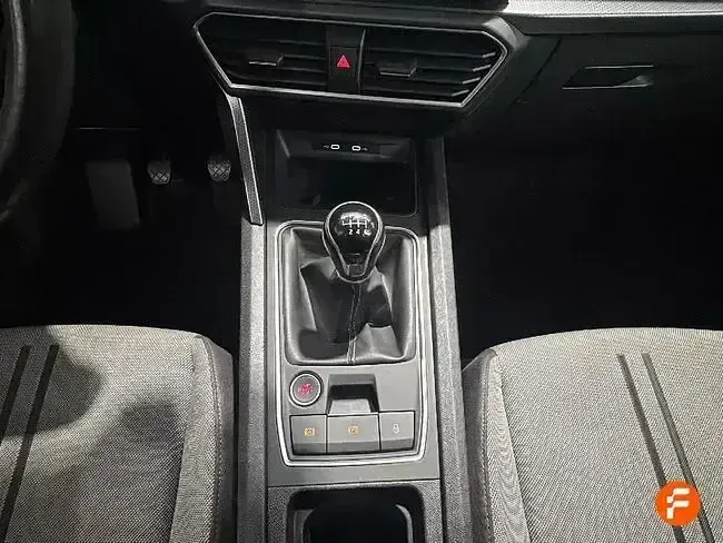 Usado Seat Leon Style 130 CV (95 kW) 2021 Gris