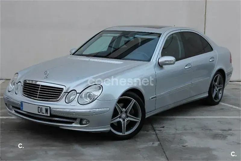 Usado Mercedes E350 Avantgarde 272 CV (200 kW) 2005 Gris / plata Berlina