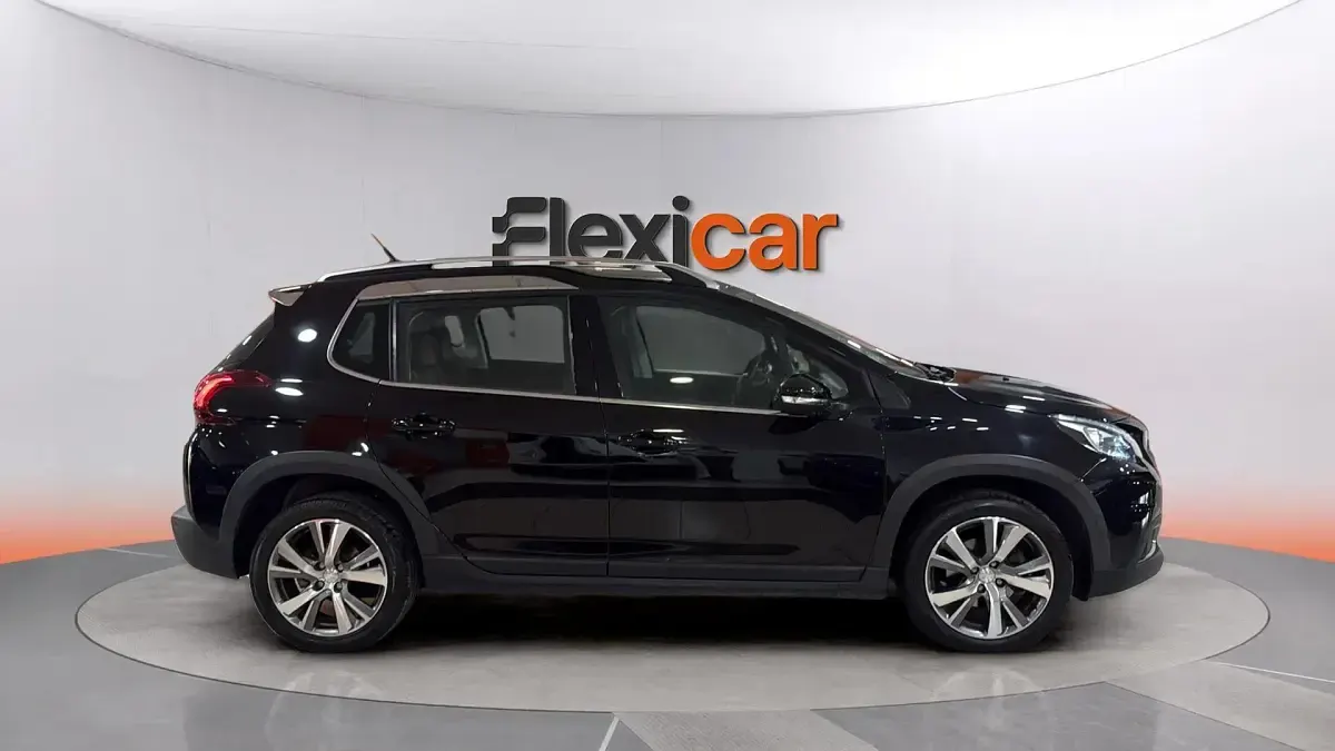 Usado Peugeot 2008 Allure 130 CV (95 kW) 2019 Negro SUV