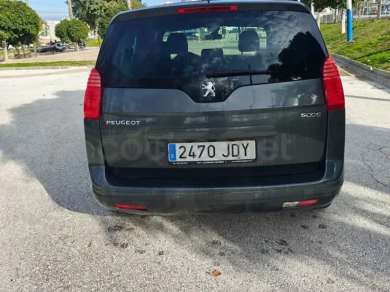 Usado Peugeot 5008 Access 115 CV (84 kW) 2012 Gris / plata Monovolumen