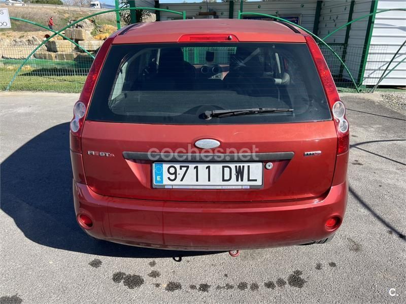 Usado Ford Fiesta 68 CV (50 kW) 2006 Rojo Utilitario