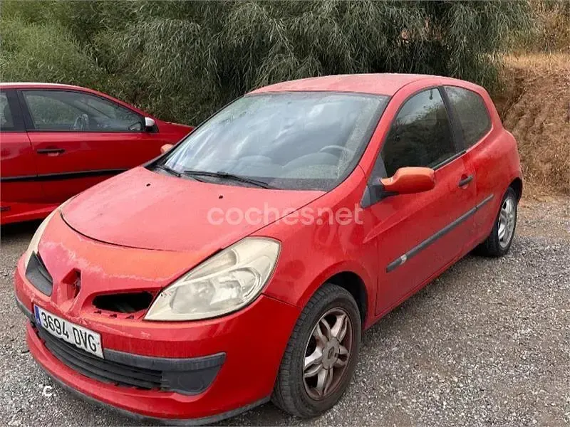 Usado Renault Clio II Authentique 60 CV (44 kW) 2005 Rojo Berlina