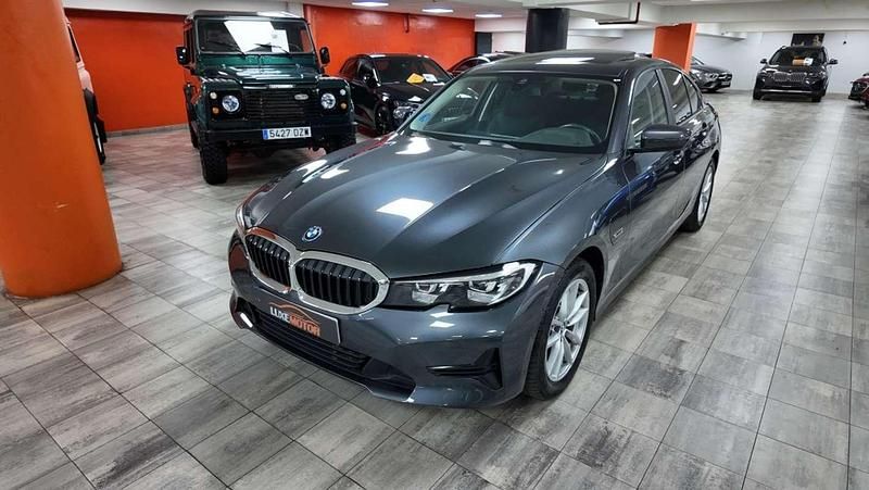 Gris Usado 2022 BMW 320e Berlina | 33.990 € (Precio justo) - Imagen 1/4