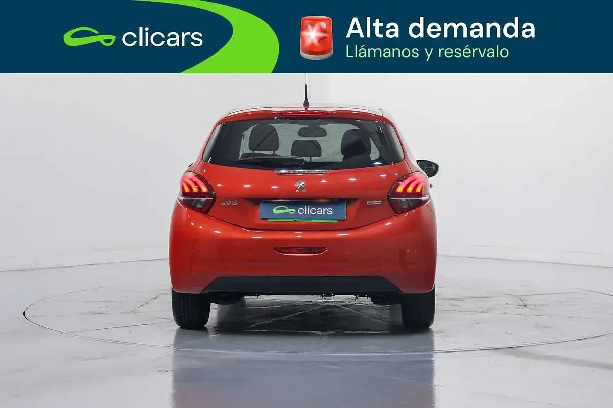 Usado Peugeot 208 Allure 110 CV (80 kW) 2016 Naranja Utilitario