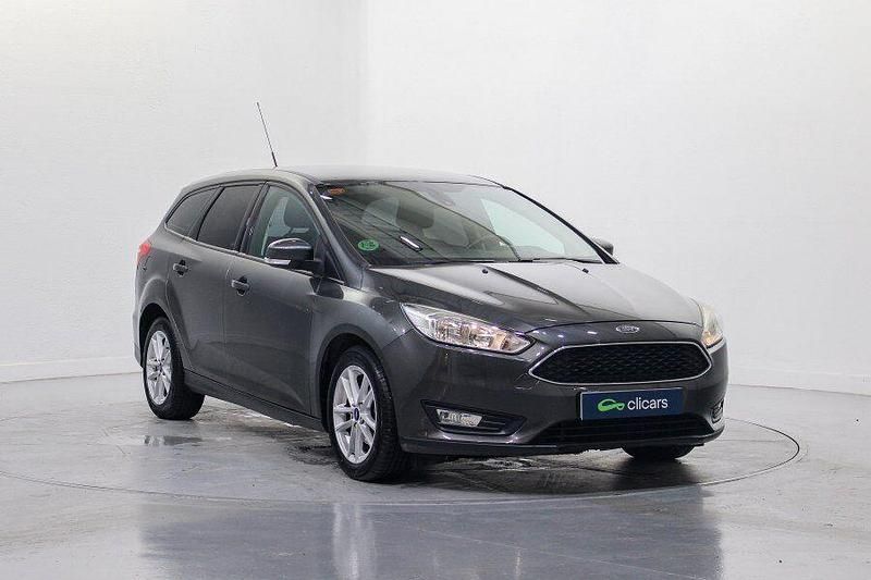 Usado Ford Focus Trend+ 120 CV (88 kW) 2017 Gris / plata Familiar