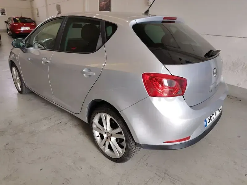 Usado Seat Ibiza Sport 105 CV (77 kW) 2011 Gris / plata Berlina