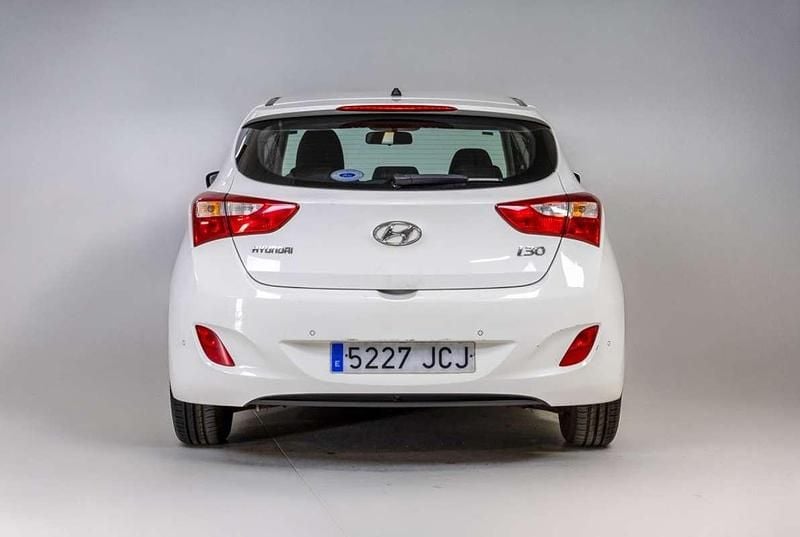 Usado Hyundai i30 101 HP (74 kW) 2015 Branco Citadino