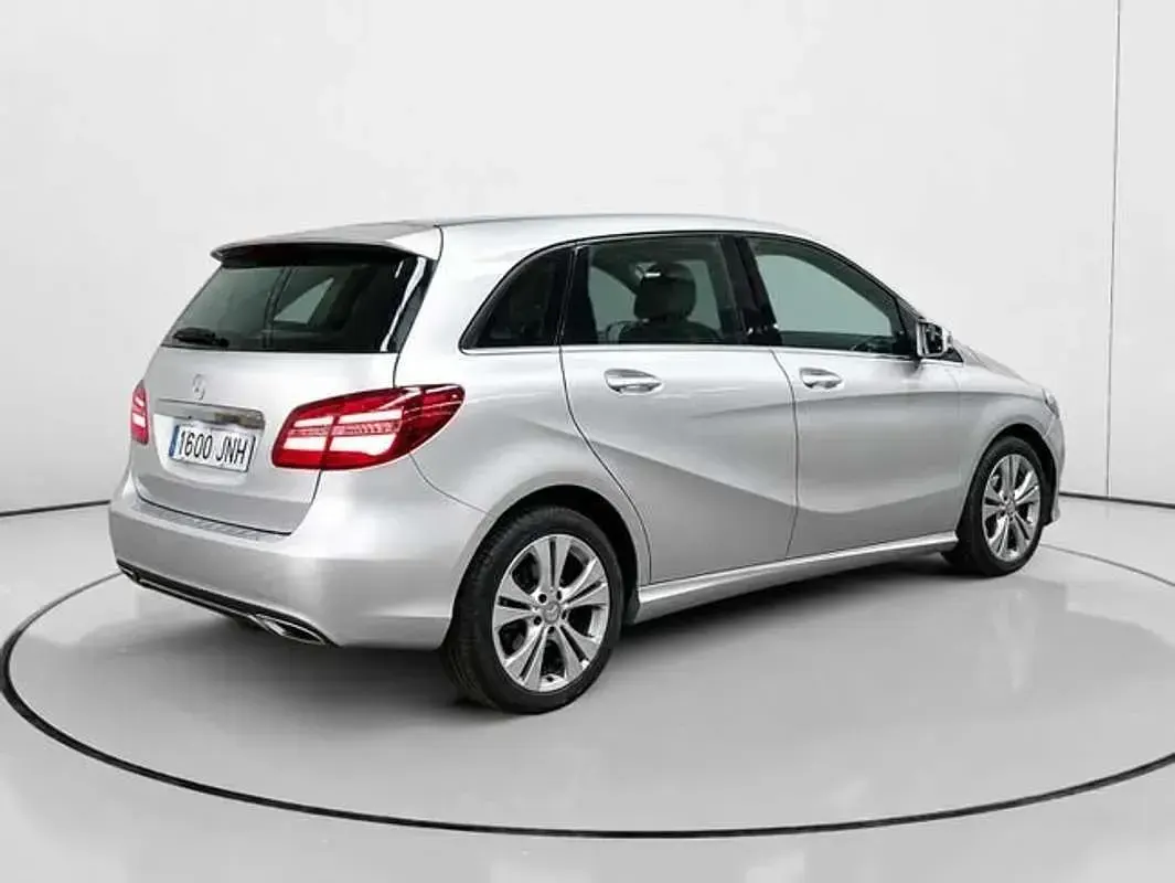 Usado Mercedes B180 116 CV (85 kW) 2016 Gris Utilitario