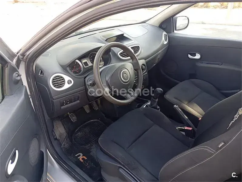 Usado Renault Clio IV Business 90 CV (66 kW) 2012 Gris / plata Berlina