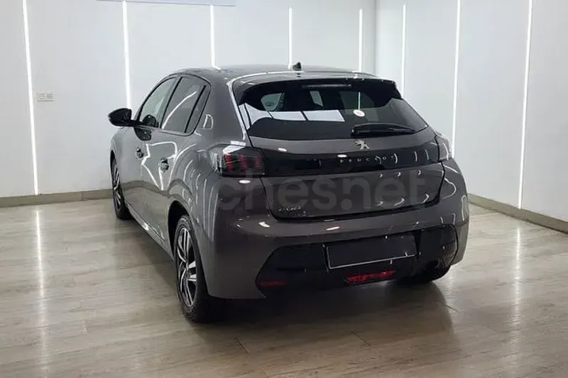 Usado Peugeot 208 Allure 100 CV (73 kW) 2023 Gris / plata Utilitario