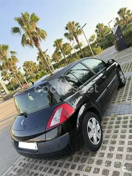 Usado Renault Mégane Dynamique 98 CV (72 kW) 2004 Negro Berlina